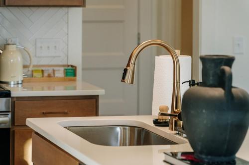 Køkken eller tekøkken på Modern Cowboy Retreat