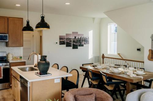 Køkken eller tekøkken på Modern Cowboy Retreat