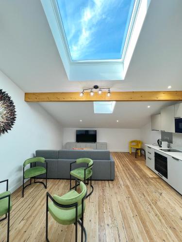 - un salon avec une lucarne au plafond dans l'établissement Le Tapissier - Centre - Luxe - Climatisation, à Toulouse