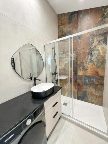 une salle de bain avec un lavabo et une douche dans l'établissement Le Tapissier - Centre - Luxe - Climatisation, à Toulouse