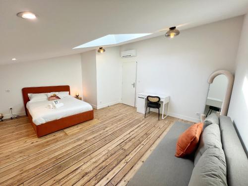 une chambre avec un lit, un canapé et un bureau dans l'établissement Le Tapissier - Centre - Luxe - Climatisation, à Toulouse