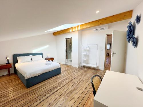une chambre avec un lit et une table dedans dans l'établissement Le Vigneron - Centre - Luxe - Climatisation, à Toulouse