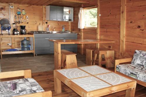 a kitchen with a table and chairs in a cabin at LINDA CABAÑA HERMOSA VISTA NATURALEZa in Suesca