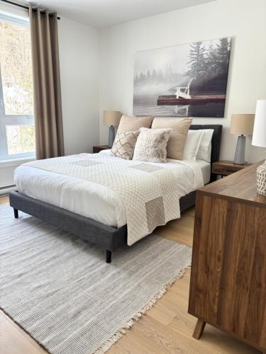 a bedroom with a bed and a large window at Le 800 de St-Jovite in Mont-Tremblant