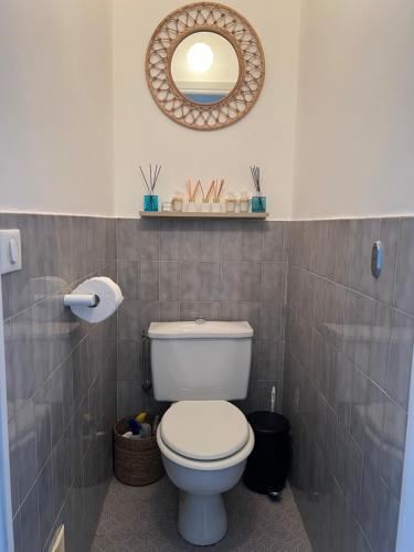 une salle de bain avec des toilettes blanches et un miroir dans l'établissement Appartement face a la mer, à Nice