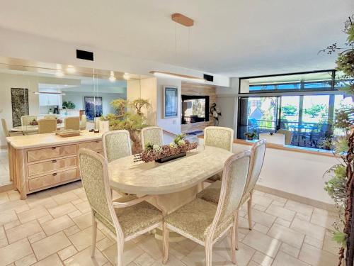 a dining room with a table and chairs at Kaanapali Beach Vacation Rental in Lahaina