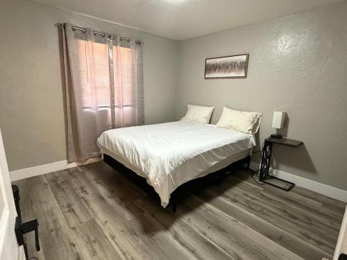 En eller flere senge i et værelse på Sparkly Downtown Apt with Free Parking