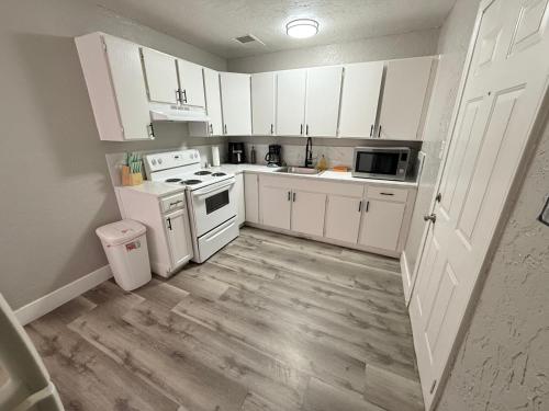 Køkken eller tekøkken på Sparkly Downtown Apt with Free Parking