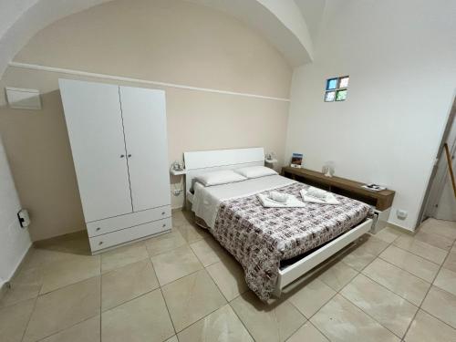 um quarto com uma cama e um armário em L'Albero della Vita em Catânia