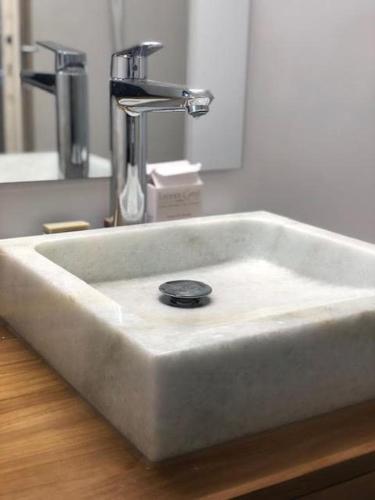 - un lavabo dans la salle de bains avec un orifice au milieu dans l'établissement Ma petite maison d hotes - Dunes Cottages - Le Touquet, à Le Touquet-Paris-Plage