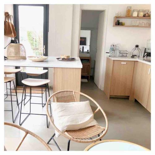 une cuisine avec des chaises, une table et un comptoir dans l'établissement Ma petite maison d hotes - Dunes Cottages - Le Touquet, à Le Touquet-Paris-Plage