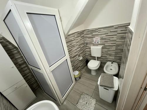 um pequeno banheiro com um vaso sanitário e uma pia em L'Albero della Vita em Catânia