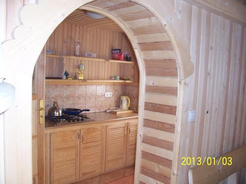 un arco in una cucina con piano cottura e forno di Domek pod Tatrami a Murzasichle