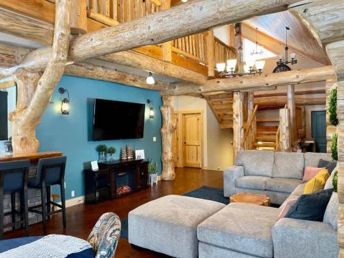 Χώρος καθιστικού στο Stunning Log Cabin Getaway at The Hannu Haus