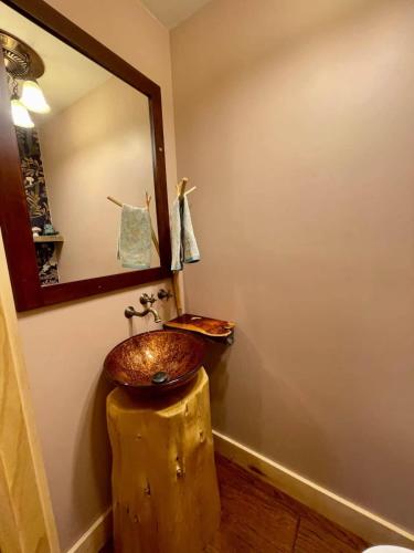 Ένα μπάνιο στο Stunning Log Cabin Getaway at The Hannu Haus