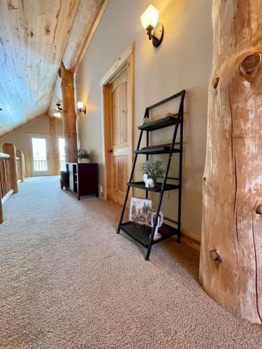 Ένα ή περισσότερα κρεβάτια σε δωμάτιο στο Stunning Log Cabin Getaway at The Hannu Haus