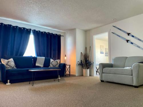 Χώρος καθιστικού στο Downtown Blue Room at Villages on Aurora