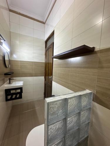 un bagno con un lavandino e un water al suo interno di Blue wave loft a Dar es Salaam