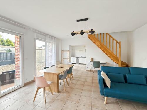 a living room with a blue couch and a table at Le refuge in Montoire-sur-le-Loir