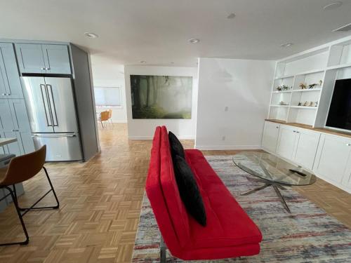 New 3-BR guesthouse with free parking on premにあるテレビまたはエンターテインメントセンター