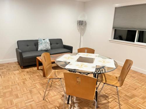 New 3-BR guesthouse with free parking on premにあるシーティングエリア