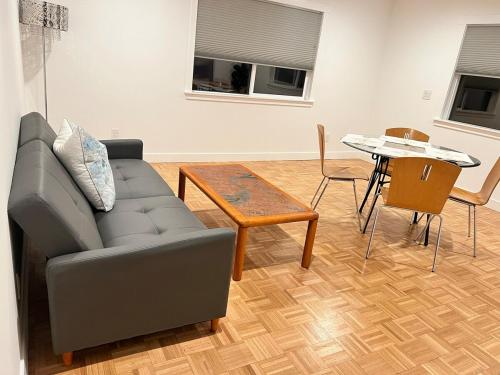 New 3-BR guesthouse with free parking on premにあるシーティングエリア