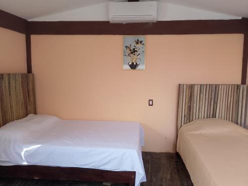 Giường trong phòng chung tại Cabaña y camping en Restaurante Blue Rock