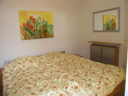 Un dormitorio con una cama y un cuadro en la pared. en Apartment Sonneninsel, en Zinnowitz