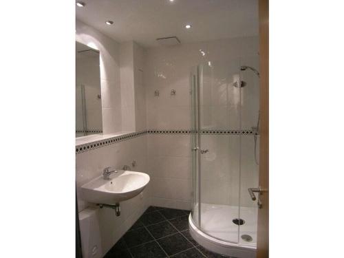 Un baño con lavabo, ducha e inodoro. en Apartment Sonneninsel, en Zinnowitz