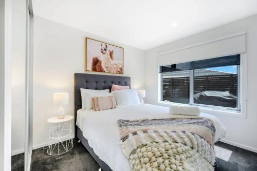 Postel nebo postele na pokoji v ubytování Modern New Villa 8-Walk to shops-10min Airport-CBD