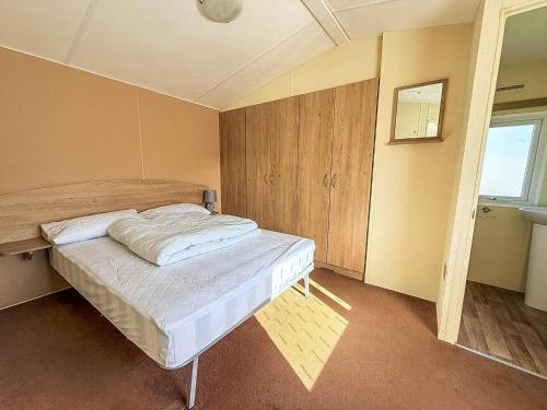 Voodi või voodid majutusasutuse Charming Caravan At Manor Park, Nearby Hunstanton Beach In Norfolk Ref 23035C toas