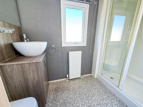 Ένα μπάνιο στο Homely Caravan With Decking At Manor Park, Hunstanton Ref 23036C