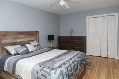 ラヴァルにあるLuxieux Appartement lavalのベッドルーム1室(大型ベッド1台、シーリングファン付)