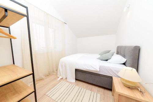 Apartments with WiFi Bol, Brac - 23862