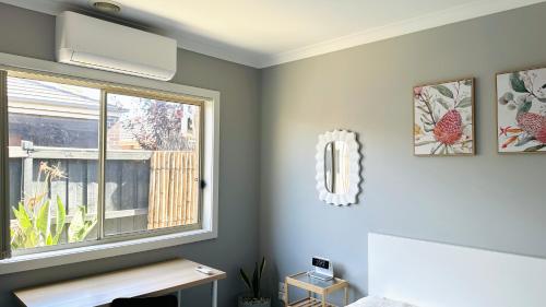 Ένα ή περισσότερα κρεβάτια σε δωμάτιο στο Stylish Small Ocean Homestay Near Deer Park Train Station