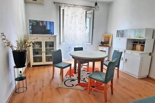 Apartments with WiFi Sibenik - 24034