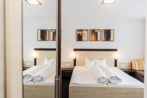 a bedroom with two beds and a mirror at A Casa Kristall in Sölden