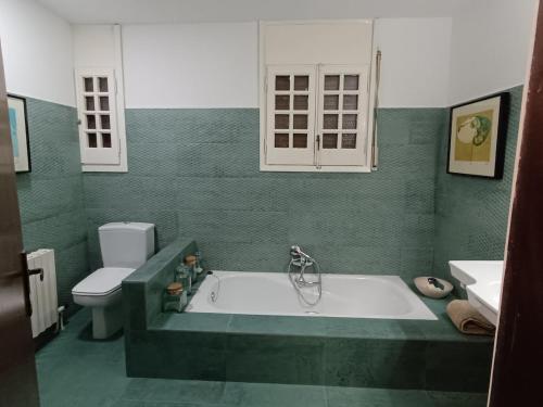 Koupelna v ubytování House with a large garden and a pool