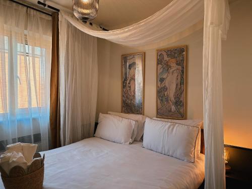 a bedroom with a bed with white pillows and a window at Villa Noria in Kingston Bagpuze