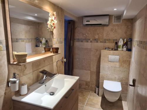 une salle de bain avec un lavabo et des toilettes dans l'établissement flat with sea view, à Antibes