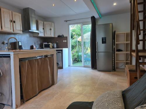 une cuisine avec un réfrigérateur en acier inoxydable dans l'établissement flat with sea view, à Antibes