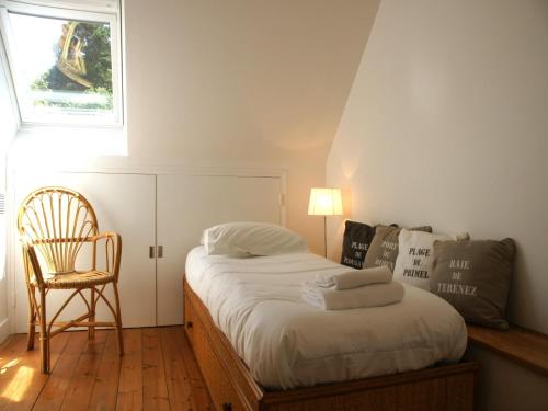 une chambre avec un lit, une chaise et une fenêtre dans l'établissement Flat in Plougasnou with Sea Views & Beaches, à Plougasnou