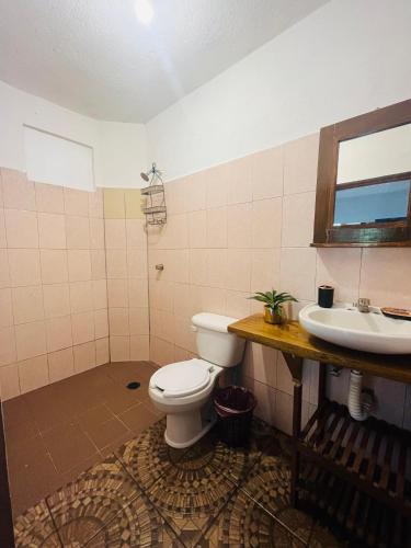 Ένα μπάνιο στο Casa Guiba 1 puerto escondido