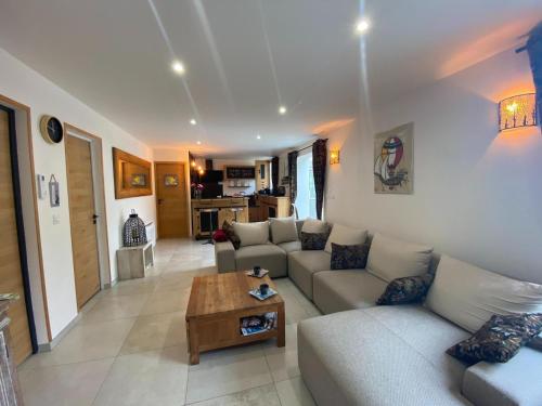 un salon avec deux canapés et une table basse dans l'établissement Holiday Home in Asnelles near D-Day Beaches, à Asnelles