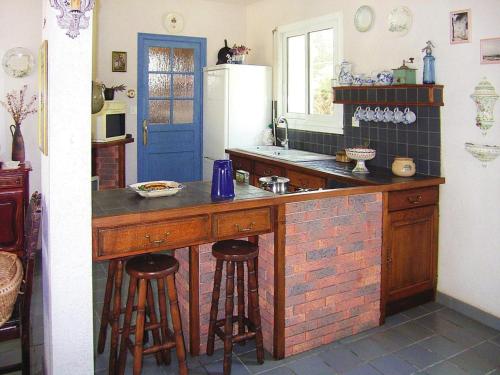 une cuisine avec un comptoir et des tabourets. dans l'établissement Holiday Home in Piriac near Sandy Beach, à Piriac-sur-Mer