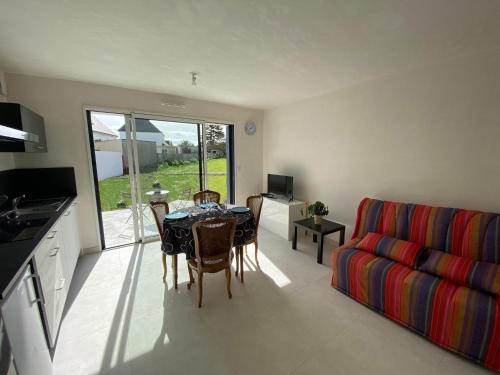 un salon avec une table et un canapé dans l'établissement Apartment in Belz near the Sea, à Belz