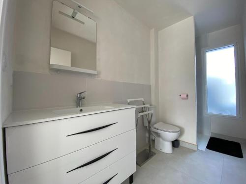 une salle de bain blanche avec un lavabo et des toilettes dans l'établissement Apartment in Belz near the Sea, à Belz