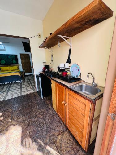 Η κουζίνα ή μικρή κουζίνα στο Casa Guiba 1 puerto escondido