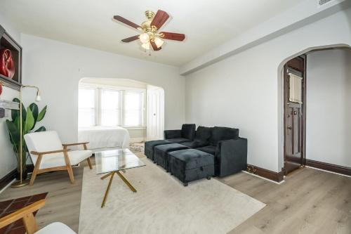 Ruang duduk di Cozy 2BR St. Louis Convenient Loc. Near Downtown