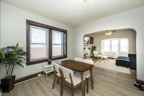 Ruang duduk di Cozy 2BR St. Louis Convenient Loc. Near Downtown